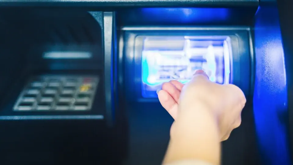 Los celulares tendrán conexión directa con los cajeros para realizar la operación bancaria / FREEPIK