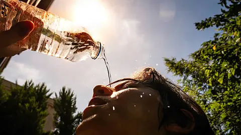 Los síntomas pueden aparecer de forma repentina durante una ola de calor. / iStock
