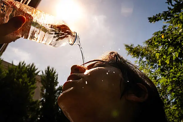 Los síntomas pueden aparecer de forma repentina durante una ola de calor. / iStock