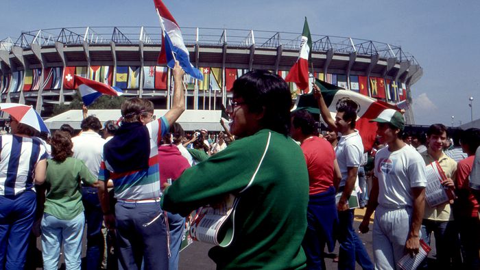 Afición mexicana a las afueras del estadio Azteca en el Mundial de 1986 | MEXSPORT