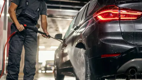 Lavar automóviles en la vía pública utilizando agua potable puede generar multas superiores a los 35 mil pesos en CDMX./ Pixabay