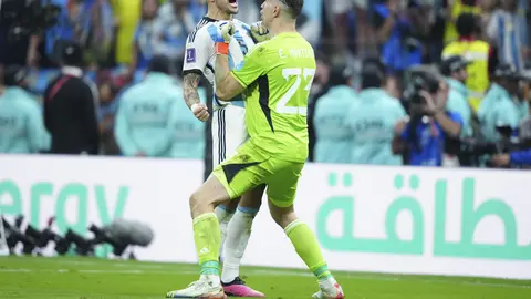 Leandro Paredes y 'Dibu' Martínez en la Copa Mundial Qatar 2022 | IMAGO 7