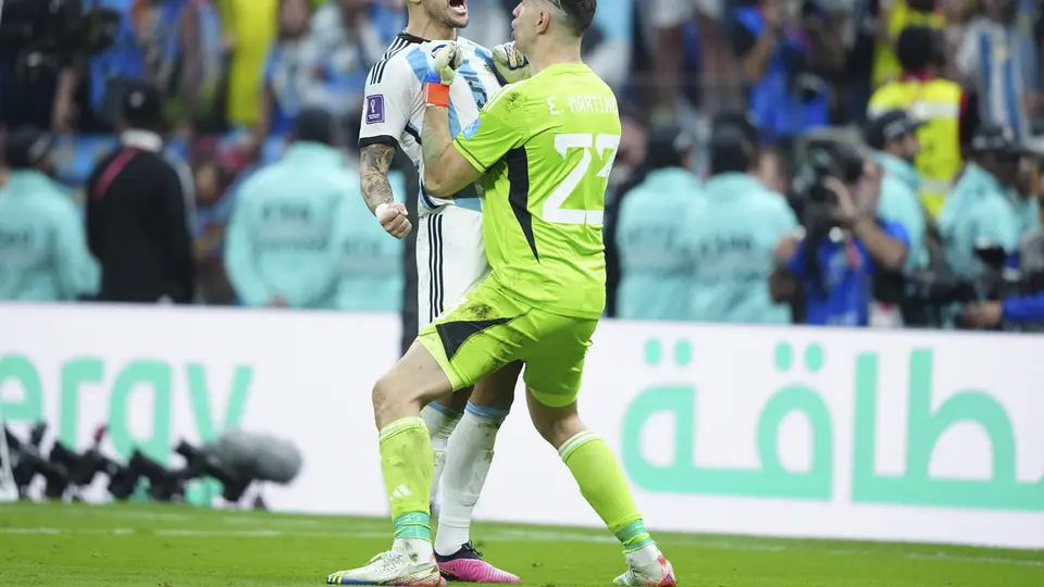 Leandro Paredes y 'Dibu' Martínez en la Copa Mundial Qatar 2022 | IMAGO 7