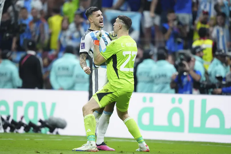 Leandro Paredes y 'Dibu' Martínez en la Copa Mundial Qatar 2022 | IMAGO 7