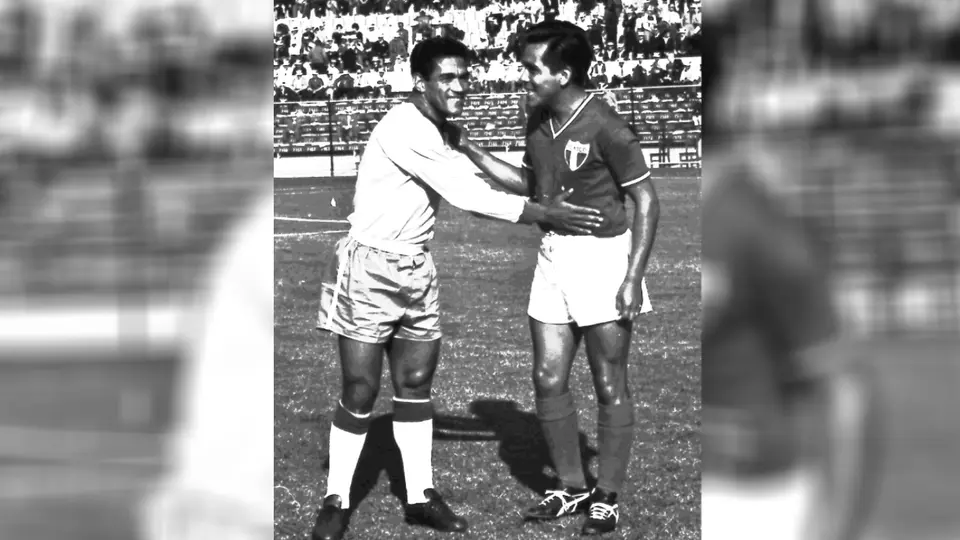Mané Garrincha saluda al mexicano José 'Jamaicón' Villegas previo a juego en Chile 1962 | MEXSPORT