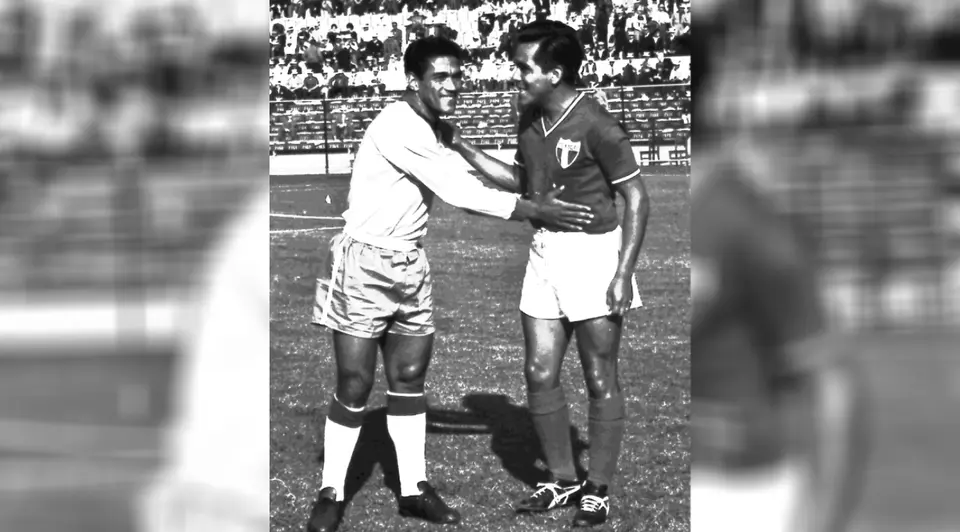 Mané Garrincha saluda al mexicano José 'Jamaicón' Villegas previo a juego en Chile 1962 | MEXSPORT