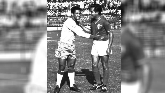 Mané Garrincha saluda al mexicano José 'Jamaicón' Villegas previo a juego en Chile 1962 | MEXSPORT