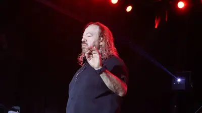 ¡Edúcate! Vocalista de Los Acosta explota contra fan que le lanzó una texana en concierto /  VIDEO