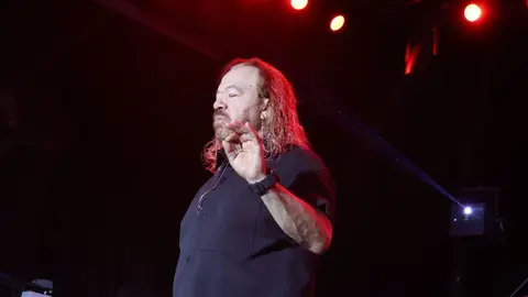 ¡Edúcate! Vocalista de Los Acosta explota contra fan que le lanzó una texana en concierto /  VIDEO