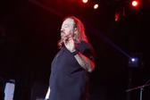 ¡Edúcate! Vocalista de Los Acosta explota contra fan que le lanzó una texana en concierto /  VIDEO