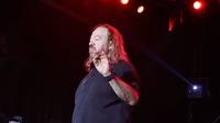 ¡Edúcate! Vocalista de Los Acosta explota contra fan que le lanzó una texana en concierto /  VIDEO