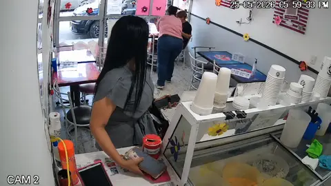La mujer habría aprovechado un descuido del personal para tomar la calculadora. / RS