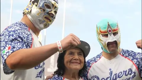 Máscara Dorada y Xelhua con activista Dolores Huerta | x:@Dodgers