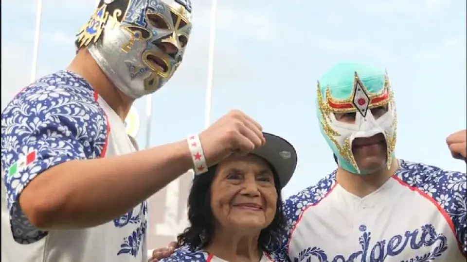 Máscara Dorada y Xelhua con activista Dolores Huerta | x:@Dodgers
