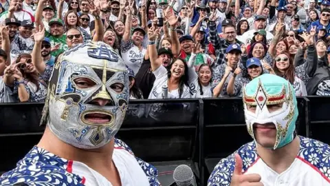 Máscara Dorada y Xelhua en el Dodger Stadium | IG:@mascaradadoradacmll
