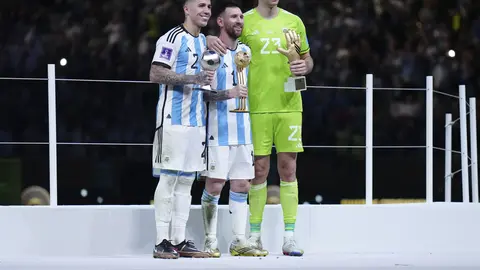 Enzo Fernández, Messi y 'Dibu' Martínez en la Copa Mundial Qatar 2022 | IMAGO 7
