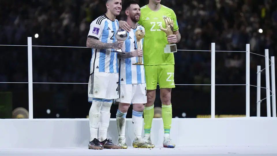 Enzo Fernández, Messi y 'Dibu' Martínez en la Copa Mundial Qatar 2022 | IMAGO 7