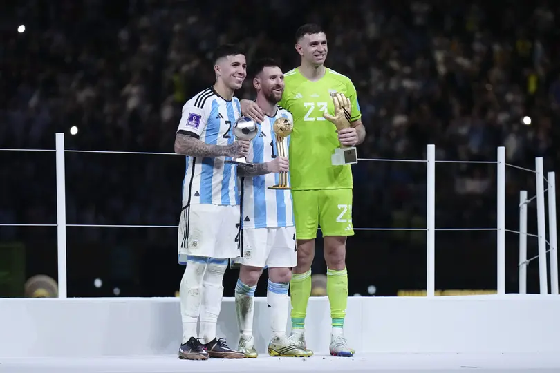 Enzo Fernández, Messi y 'Dibu' Martínez en la Copa Mundial Qatar 2022 | IMAGO 7