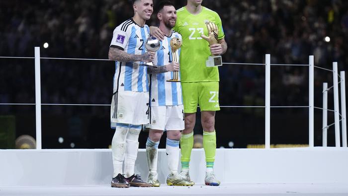 Enzo Fernández, Messi y 'Dibu' Martínez en la Copa Mundial Qatar 2022 | IMAGO 7