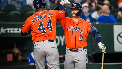 Yordan Álvarez y Christian Walker de los Astros de Houston | AP