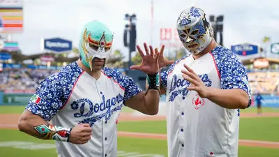 Máscara Dorada y Xelhua sorprenden en la Noche de la Herencia Mexicana de los Dodgers