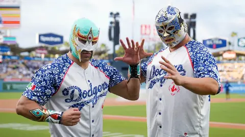 Máscara Dorada y Xelhua sorprenden en la Noche de la Herencia Mexicana de los Dodgers