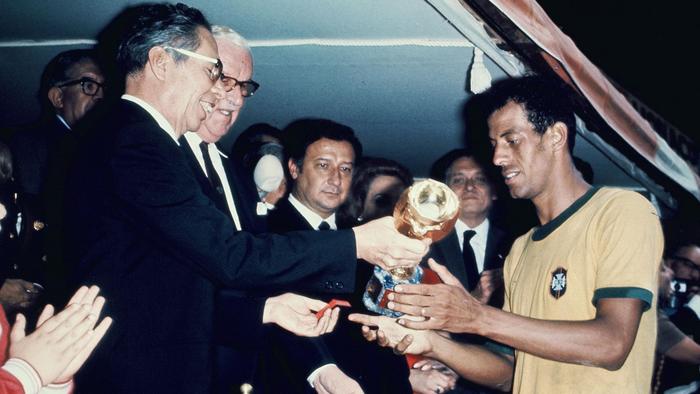 Carlos Alberto recibe la Copa Jules Rimet, en México 1970. l MEXSPORT