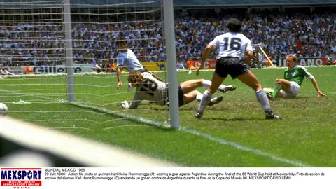 Karl-Heinz Rummenigge anota en la Final de México 1986 contra Argentina l MEXSPORT