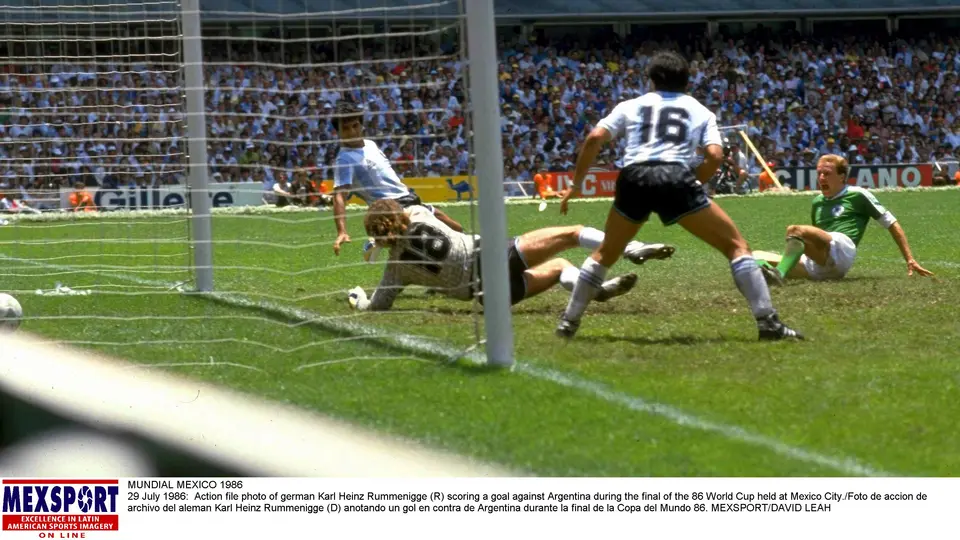 Karl-Heinz Rummenigge anota en la Final de México 1986 contra Argentina l MEXSPORT