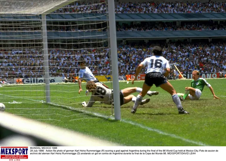 Karl-Heinz Rummenigge anota en la Final de México 1986 contra Argentina l MEXSPORT
