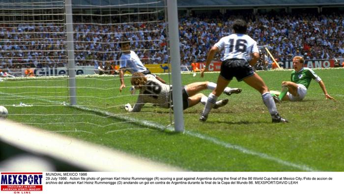 Karl-Heinz Rummenigge anota en la Final de México 1986 contra Argentina l MEXSPORT