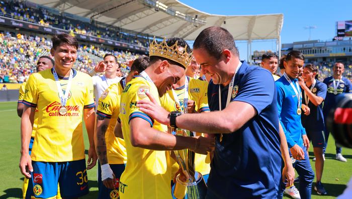 André Jardine con Jonathan Dos Santos en la Supercopa 2024 | IMAGO 7