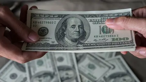 Es buen momento para comprar dólares o cambiar, según tus intereses / Magnific