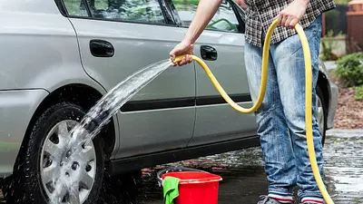 ¿Hasta 35 mil pesos de multa por lavar tu auto? Esto aplica en CDMX