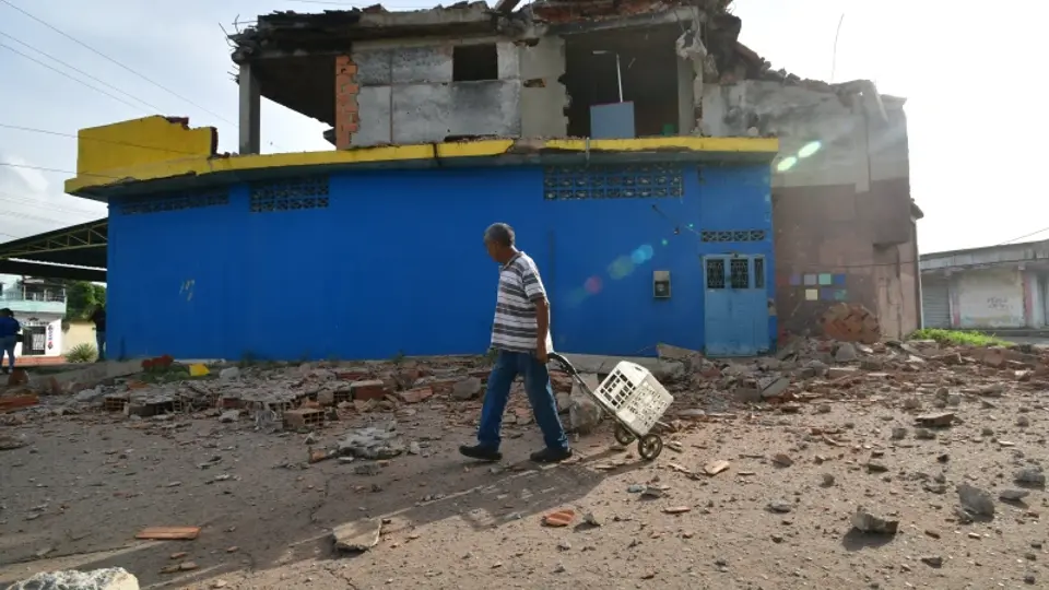 Los terremotos provocaron el colapso total de 189 edificios y daños en otros 774 inmuebles, según el último balance oficial./ AP