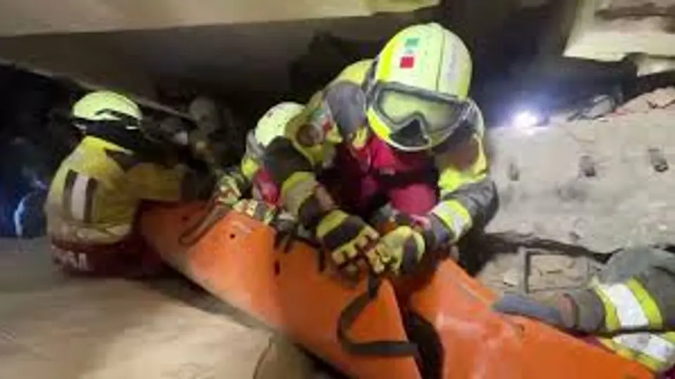 VIDEO: Ejército mexicano salva a niño de 11 años entre los escombros de los terremotos en Venezuela
