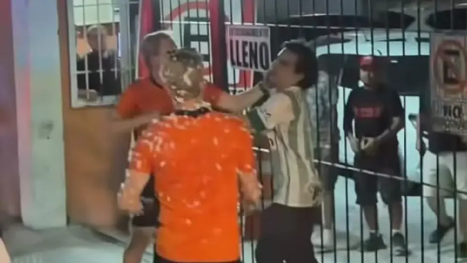 ¡Lamentable! Mexicanos y holandeses protagonizan brutal pelea en Monterrey