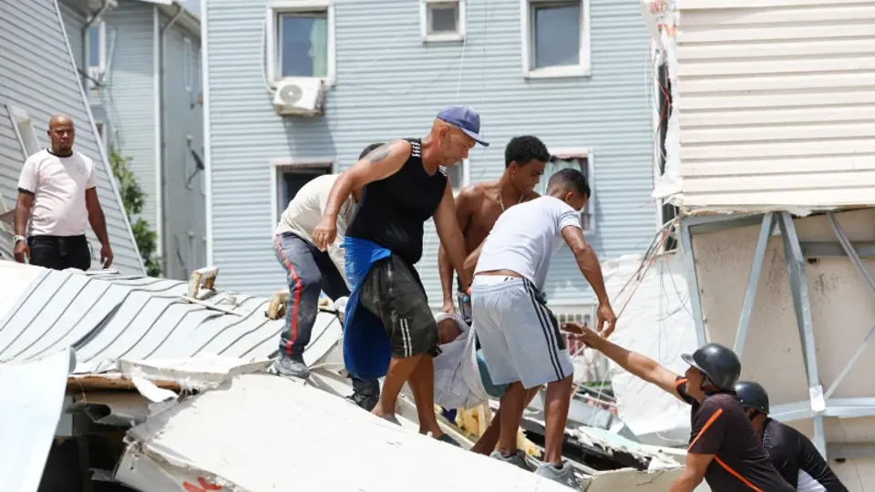 Autoridades venezolanas y brigadas internacionales mantienen los operativos de rescate en las zonas con mayores afectaciones./ AP