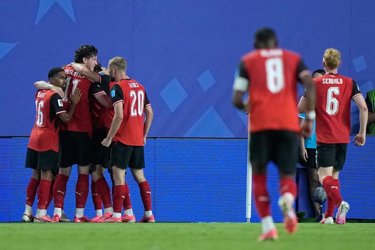 Austria ya vence a Argelia con marcador de 2 a 1 | AP