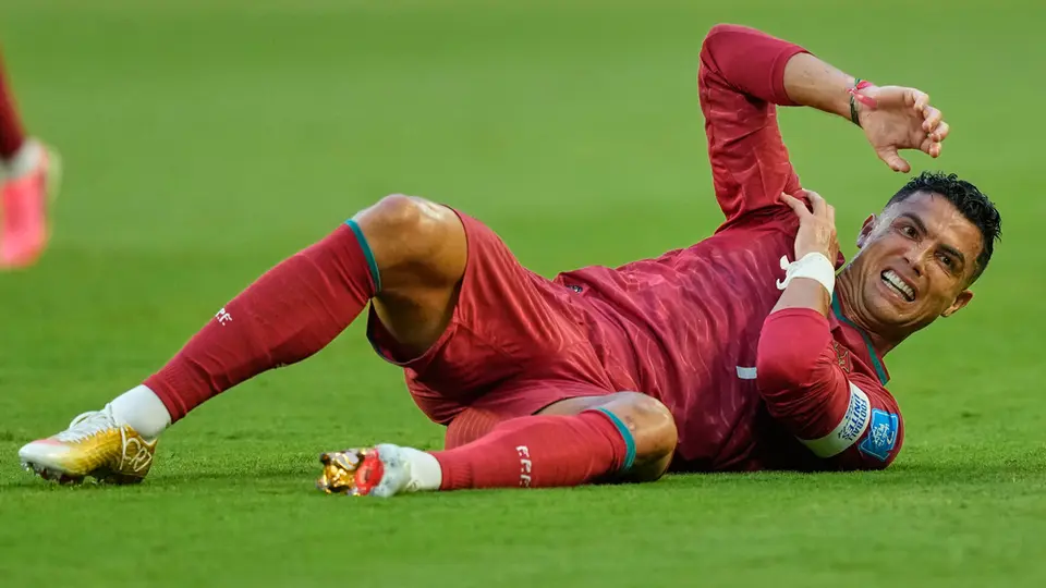 Cristiano Ronaldo recibiendo un golpe | AP