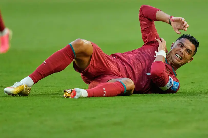 Cristiano Ronaldo recibiendo un golpe | AP
