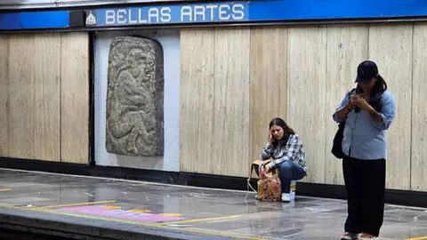 Metro CDMX pide a los usuarios permanecer detrás de la la línea amarilla para evitar accidentes. / iStock