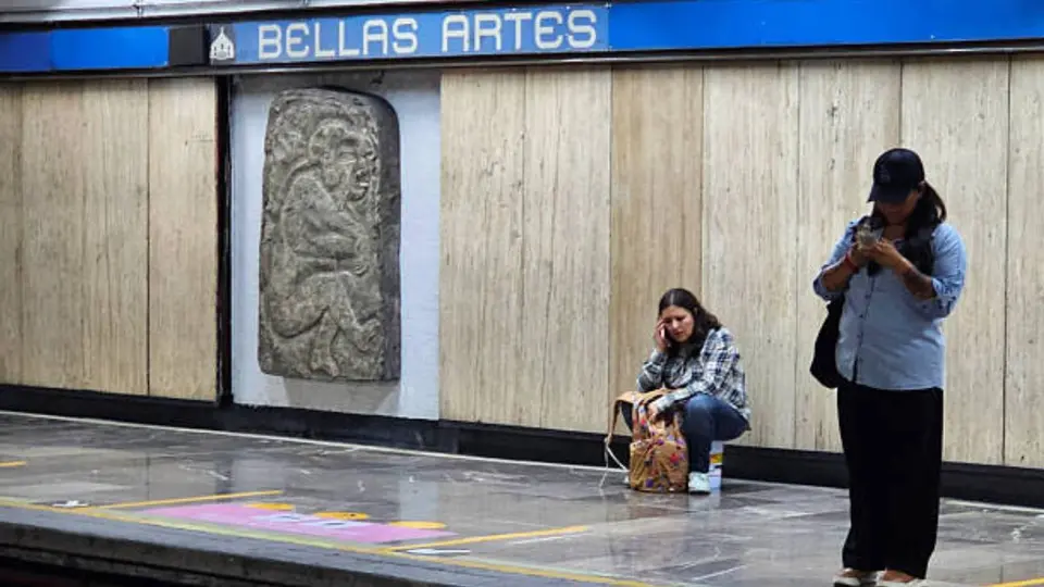 Metro CDMX pide a los usuarios permanecer detrás de la la línea amarilla para evitar accidentes. / iStock