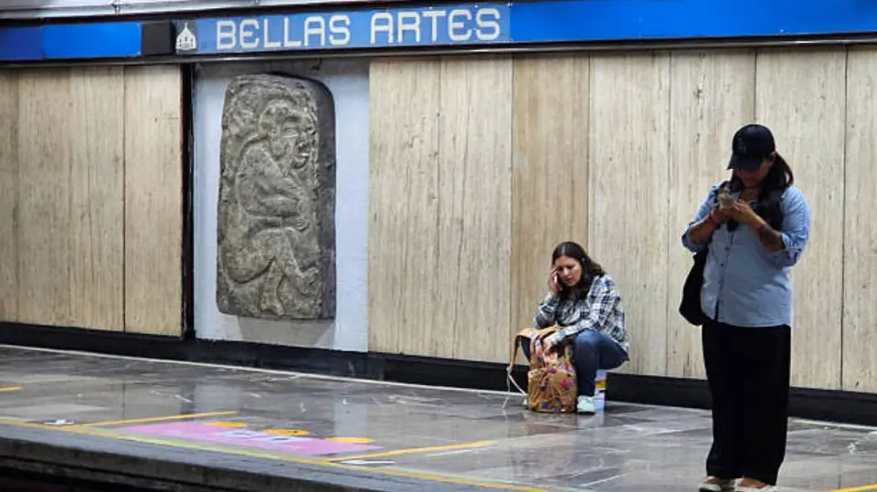 Metro CDMX pide a los usuarios permanecer detrás de la la línea amarilla para evitar accidentes. / iStock
