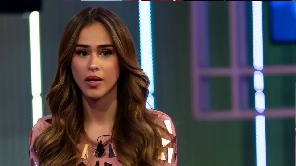 Yanet García solo se ríe ante los comentarios de su compañero / Especial