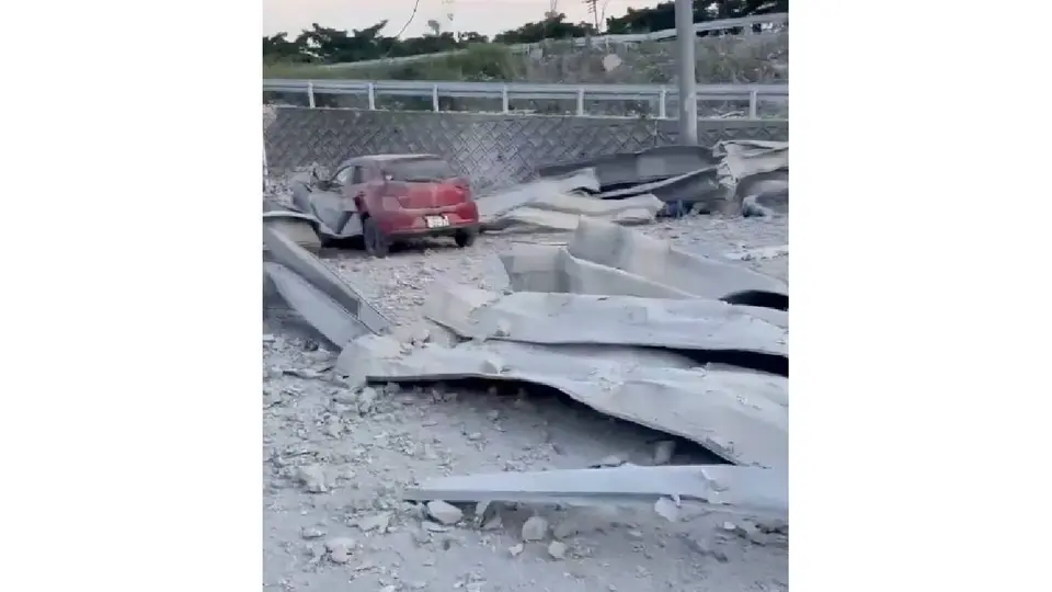 El fuerte sismo provocó el derrumbe de al menos 12 edificios. / Redes