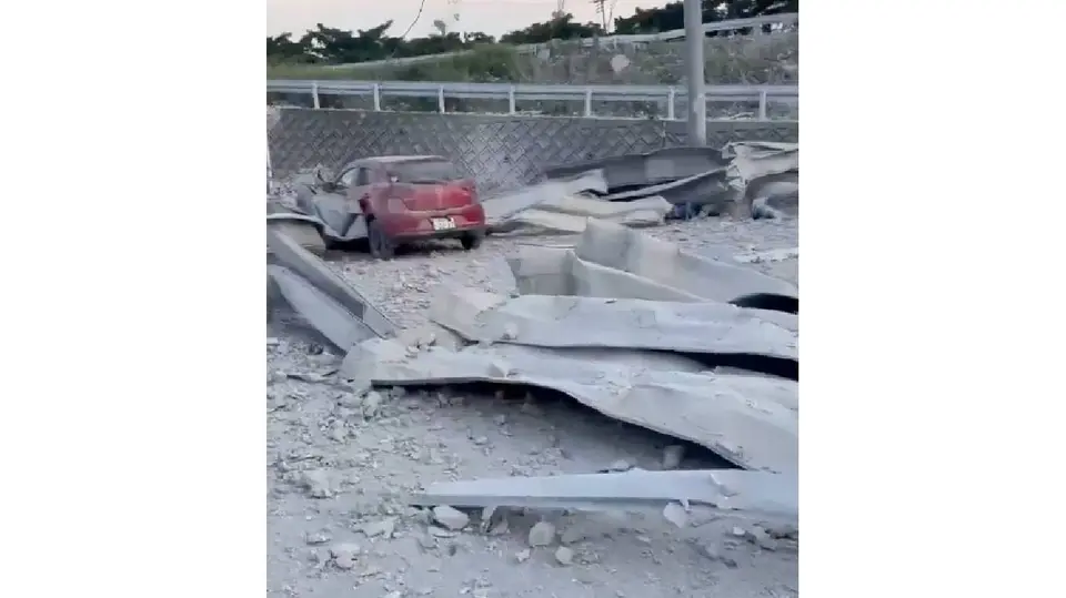 El fuerte sismo provocó el derrumbe de al menos 12 edificios. / Redes