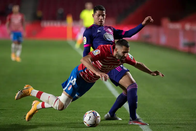 Marcos Alonso enfrentando a Girona | AFP