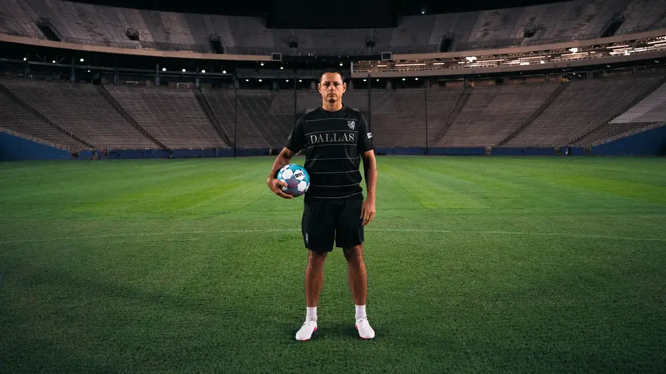 Chicharito Hernández posa con su nuevo jersey | Atlético Dallas