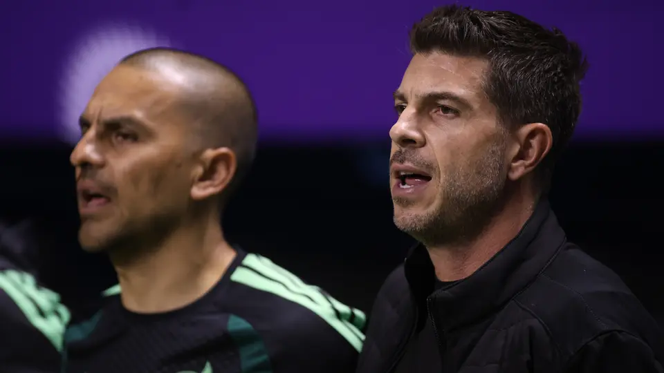 Álex Diego entona el himno nacional mexicano junto a su cuerpo técnico | Imago7